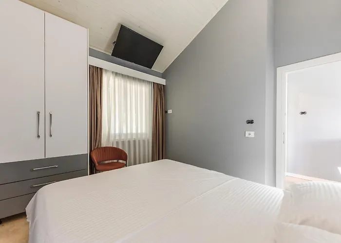 Kompleksi Aljoma Hotel *